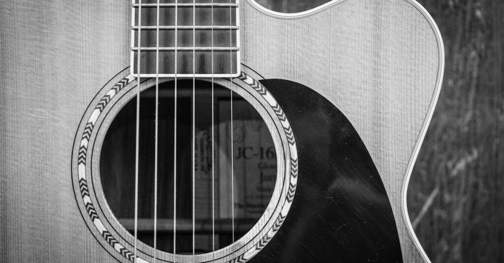 楽器を査定に出す前に掃除や付属品を確認する人の様子。