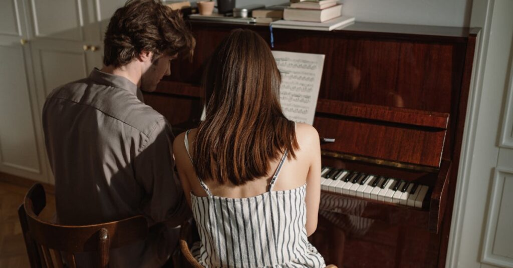 楽器の種類やタイミングで変動する買取相場を複数業者の見積もりと比較しながら調べている様子