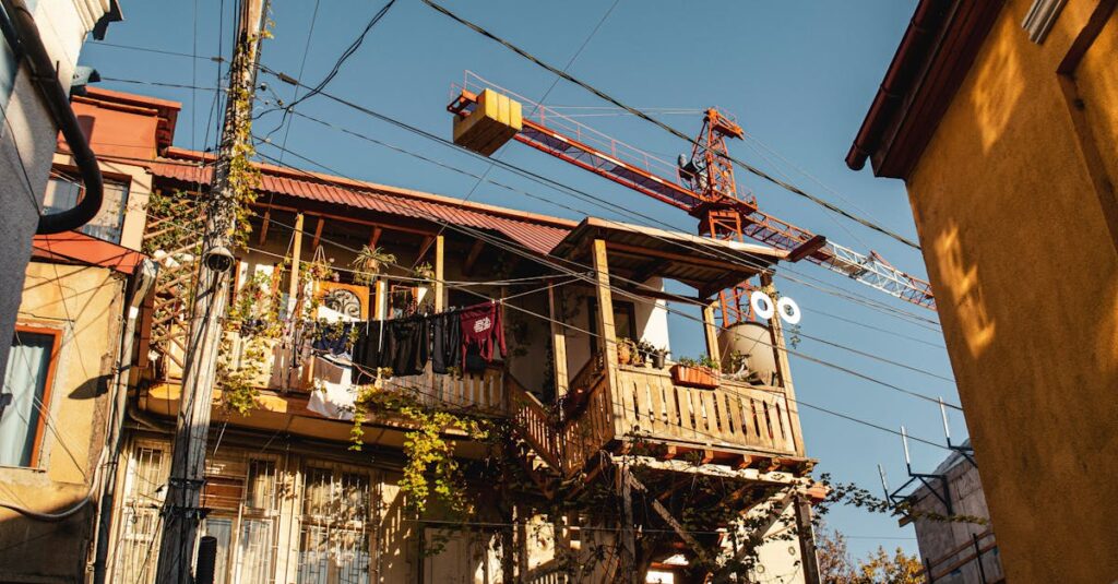 岡山県の住宅が地元業者によって美しく塗装され、家主が満足して微笑んでいる様子。地域密着の信頼を表現した写真。