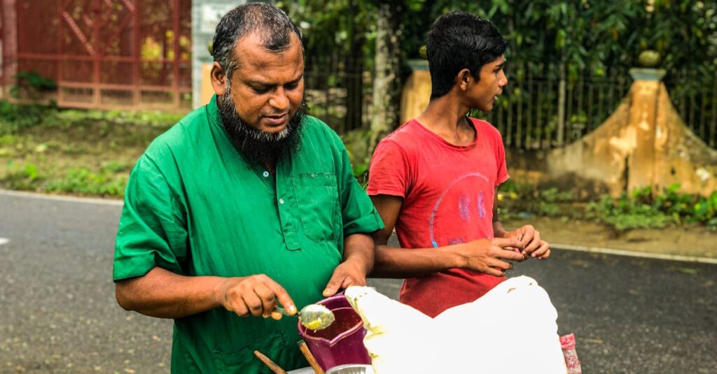 楽器の買取準備をする様子。丁寧にギターを清掃し、付属品を揃えて写真撮影をしている