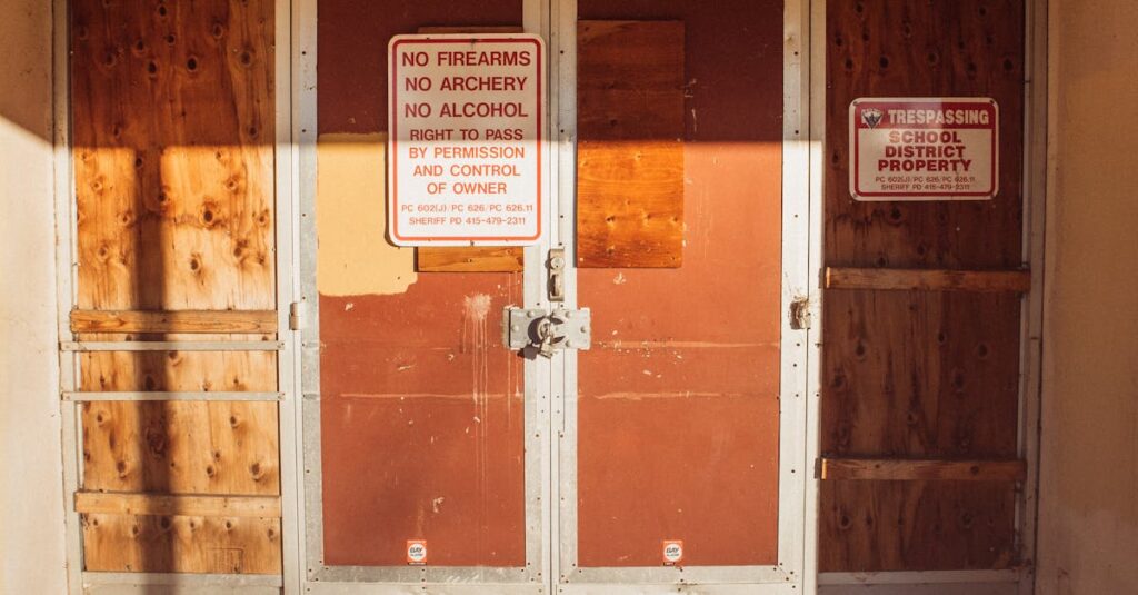 害獣駆除業者の過剰広告に騙されないよう注意喚起する標識のイメージ