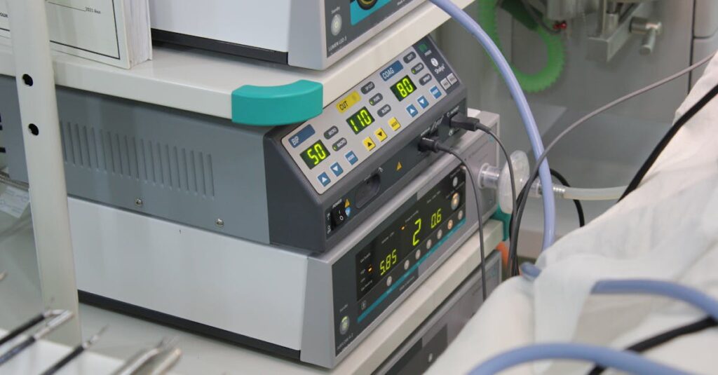 楽器が宅配中に破損してしまった事例をイメージした写真。段ボールがへこんでおり、中のギターにひびが入っている