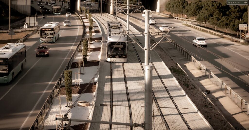 通信速度やエリアを確認している男性がスマートフォンを操作している様子。自宅と職場のエリアマップを比較中。