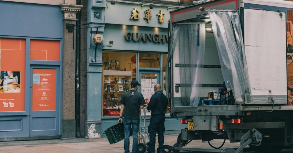 宅配買取・店頭買取・出張買取の違いを比較する表。各方法のメリットとデメリットが一覧で示されている