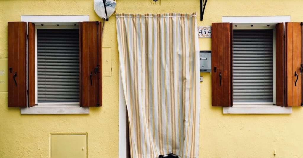 外壁塗装に使用される塗料の種類と特徴を比較した一覧図