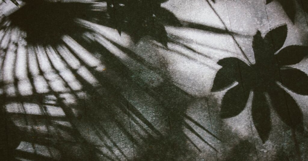 外壁塗装の見積もりを3社以上から比較するポイントを説明するイメージ。複数見積書と担当者が相談しているシーン。