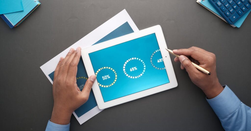 タブレットに格安SIMを挿して外出先で通信する女性のイメージ