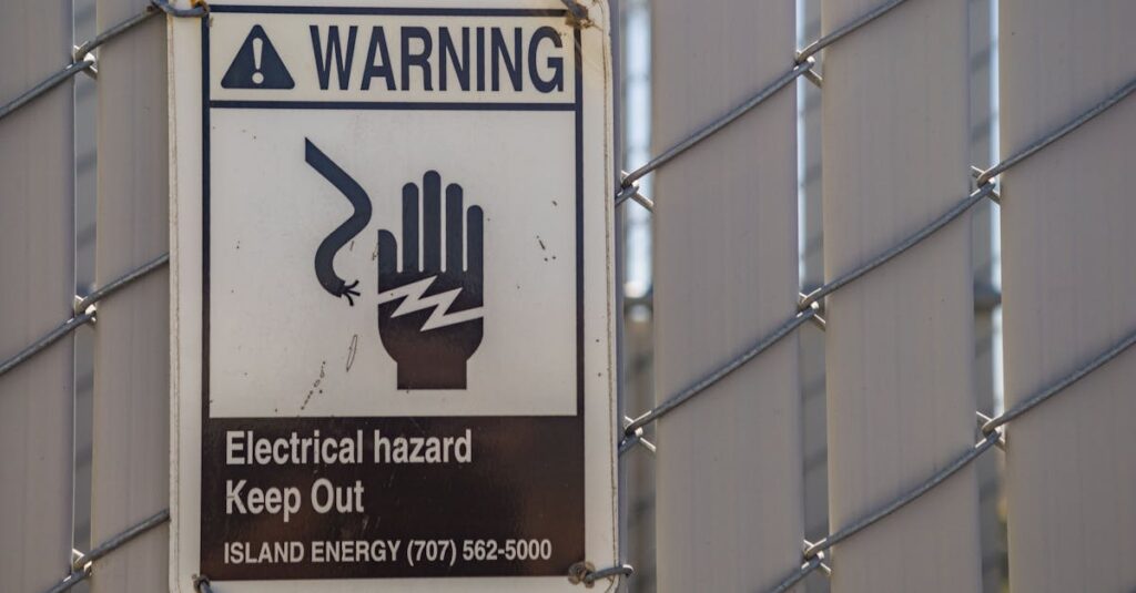 害獣駆除の夜間対応で高額請求を避けるために見積もり書をチェックしている人物の様子。金額に驚きつつも冷静に対応している。