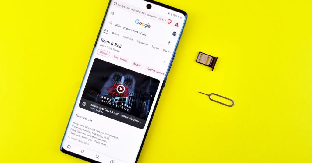 格安SIMのサポート内容を比較している女性が、スマホとノートPCの画面を見比べながらトラブル時の対応を調べている様子。