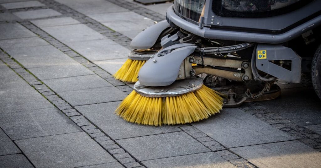 ギターを丁寧にクロスで拭き上げる手元のアップ写真