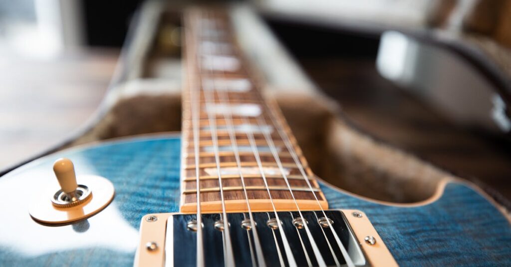 査定中の楽器を細かくチェックする査定士の手元と道具のクローズアップ写真