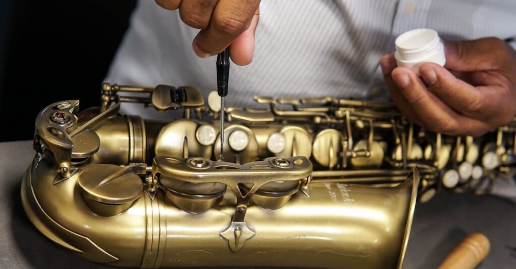 楽器の出張買取当日の流れを査定から現金受取まで丁寧に説明する様子