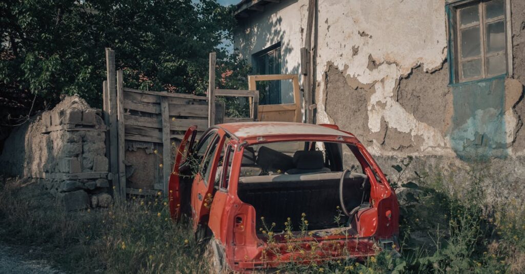 横浜市沿岸部の住宅で外壁が塩害により劣化している様子。塗装の重要性が伝わる写真。