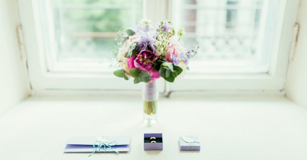 格安SIMカードを受け取りスマホに差し込んで設定するシニアとその家族