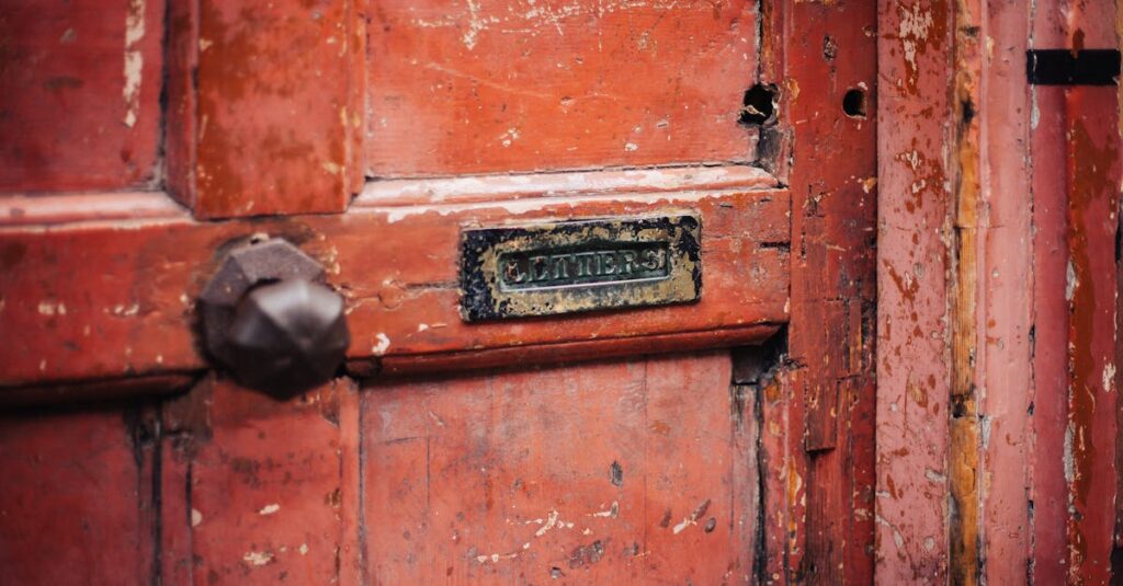 外壁塗装の見積もりで失敗しやすい人の特徴を解説するイメージ。1社見積もりや即決の危険性を説明する図。