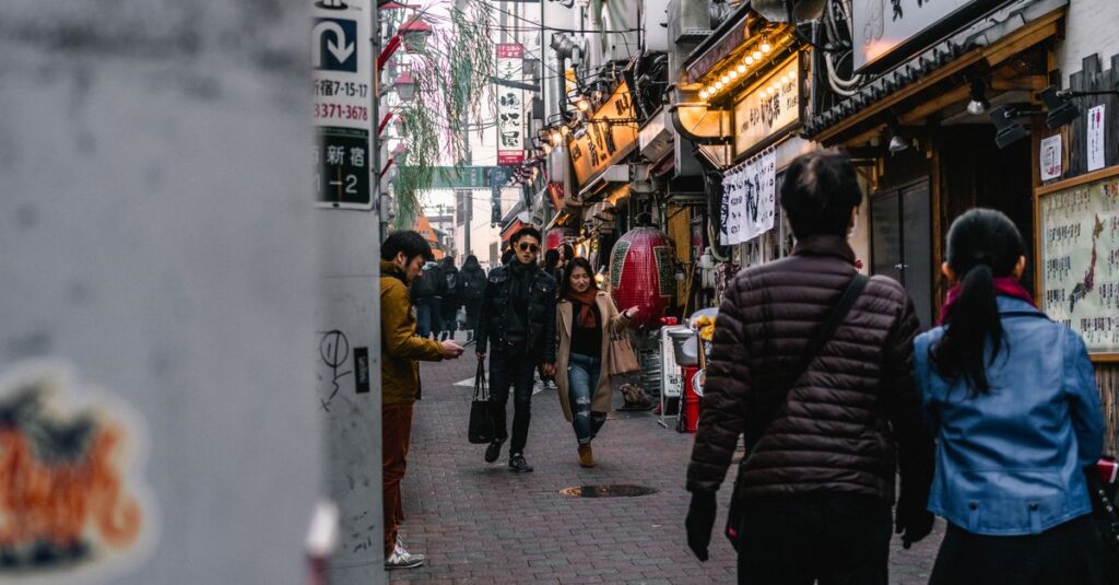 日本に一時帰国した外国人が格安SIMで通信しているイメージ