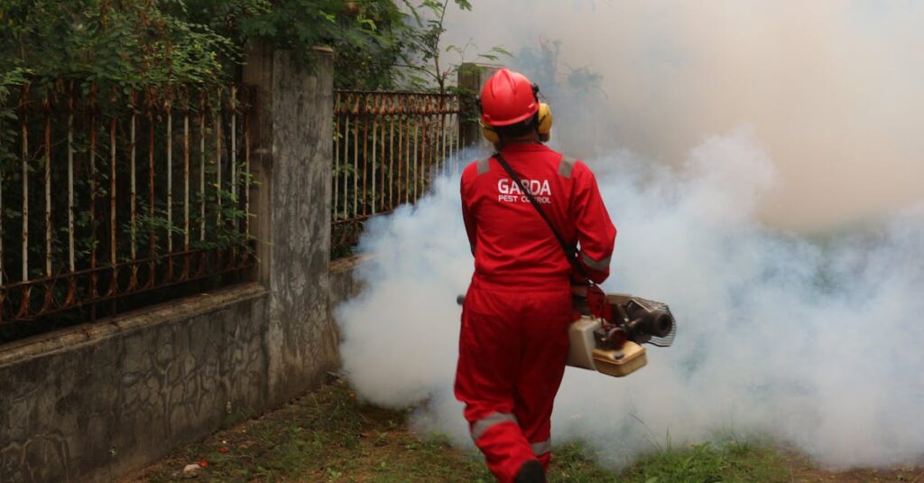 害獣駆除の費用内訳を説明するイラスト。人件費、封鎖工事、清掃・消毒などが図解されている。