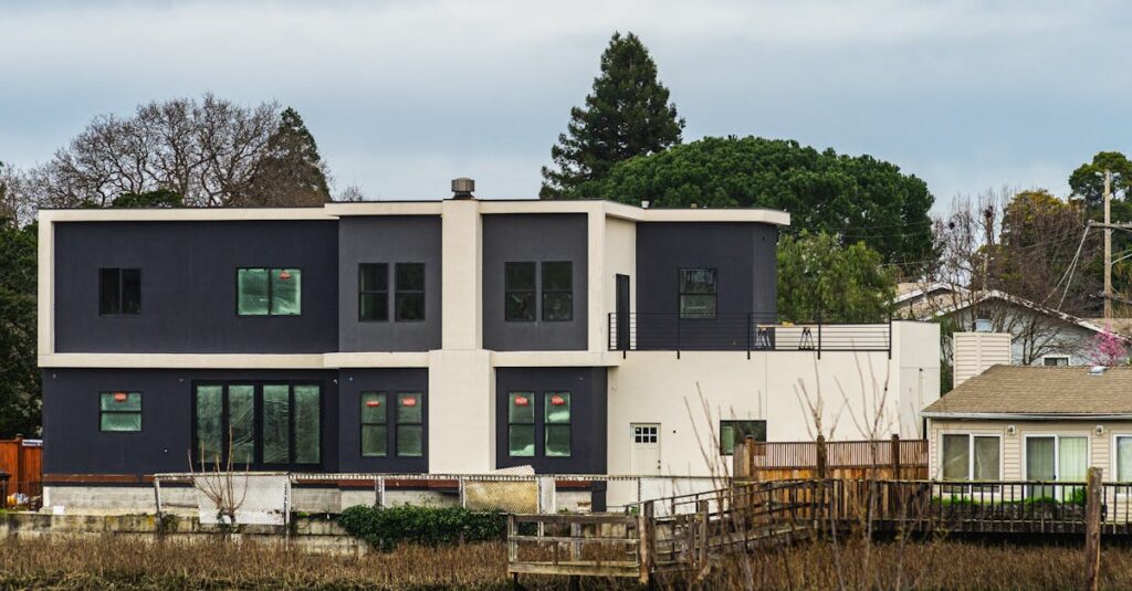 岡山県の住宅が地元業者によって美しく塗装され、家主が満足して微笑んでいる様子。地域密着の信頼を表現した写真。