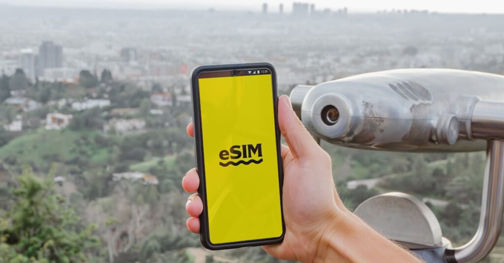 SIMカードを手に持ち、自分のスマホが格安SIMに対応しているか確認している女性の様子。機種名と動作確認表を見比べている。