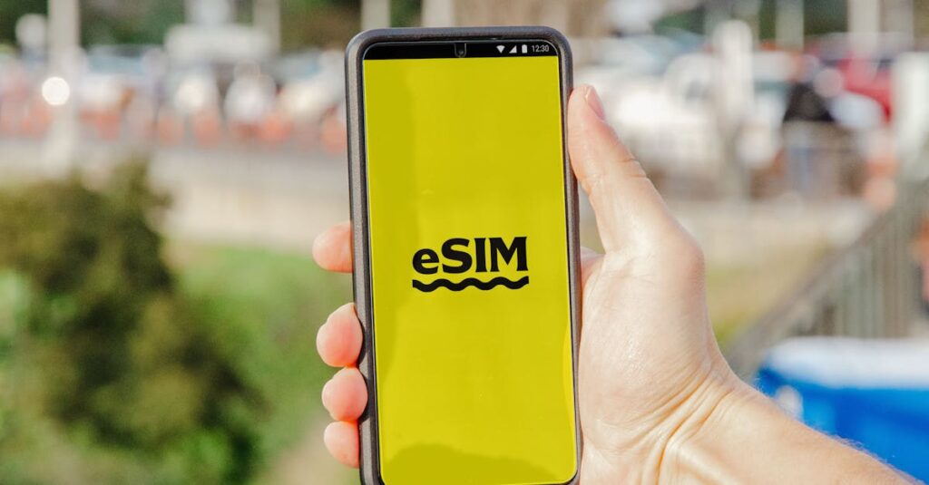 SIMカードを手に持ち、自分のスマホが格安SIMに対応しているか確認している女性の様子。機種名と動作確認表を見比べている。