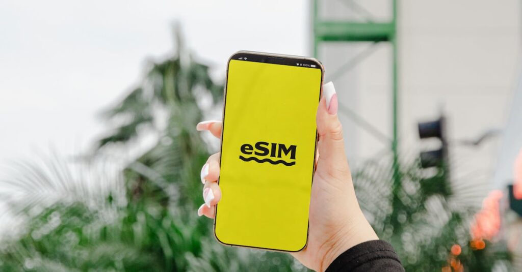 格安SIMのサポート内容を比較している女性が、スマホとノートPCの画面を見比べながらトラブル時の対応を調べている様子。