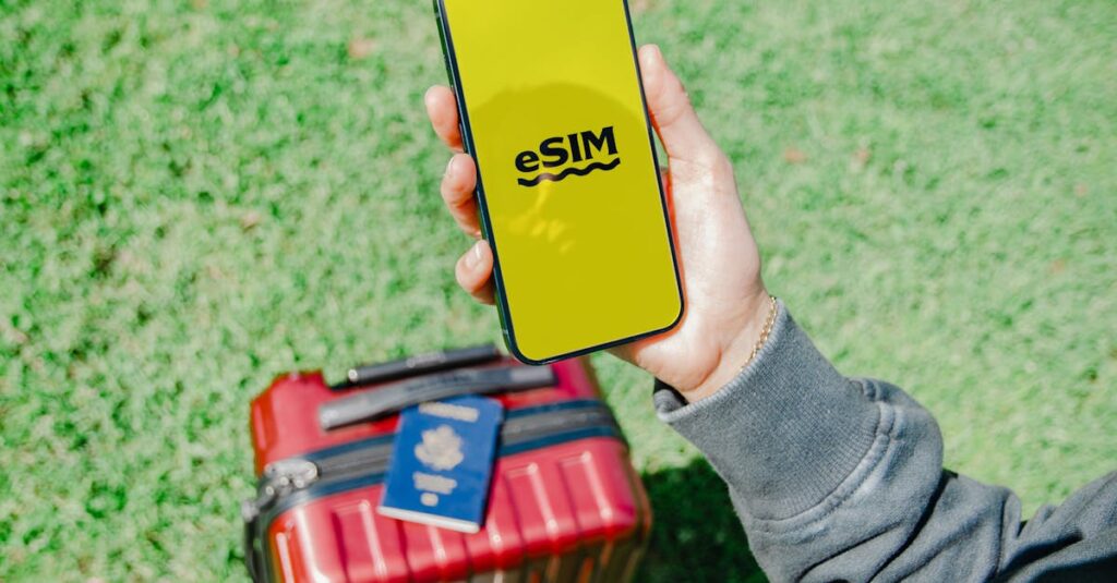 SIMカードを手に持ち、自分のスマホが格安SIMに対応しているか確認している女性の様子。機種名と動作確認表を見比べている。