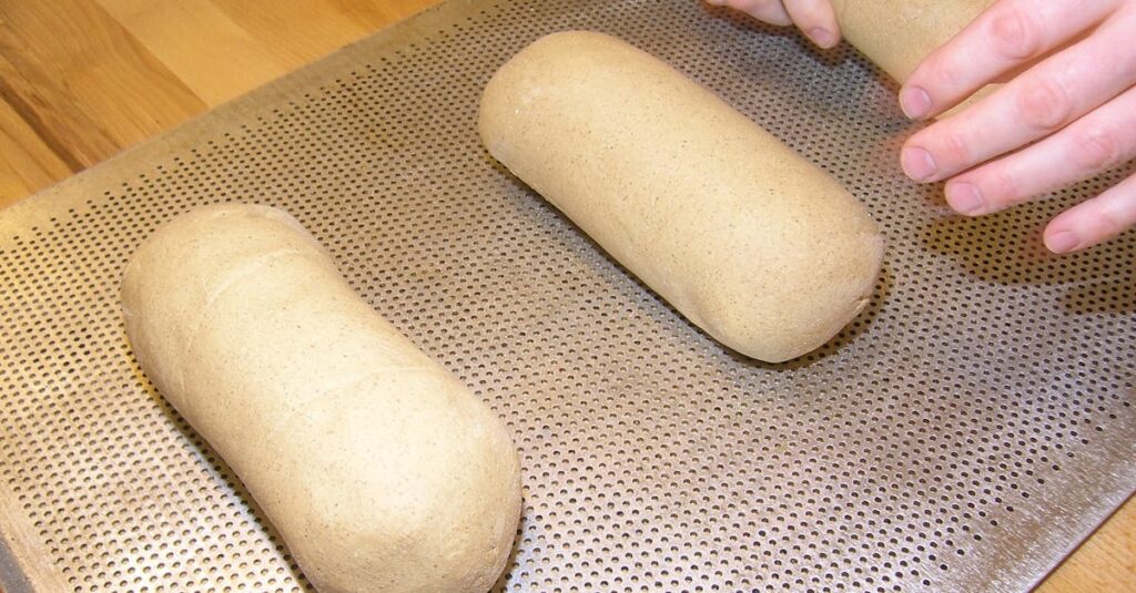 害獣が再侵入しないよう住宅の隙間を封鎖している様子