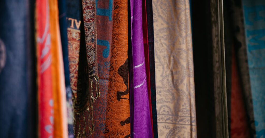 レトロゲームを店頭で査定してもらっている風景