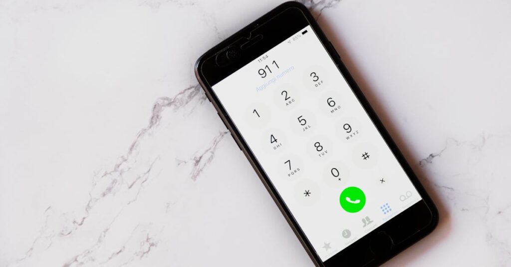 即日対応の害獣駆除業者に電話で依頼する様子。追加費用を防ぐために事前確認をしているイメージ