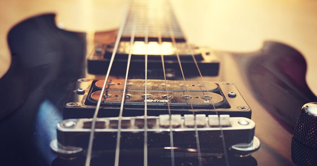 査定中の楽器を細かくチェックする査定士の手元と道具のクローズアップ写真