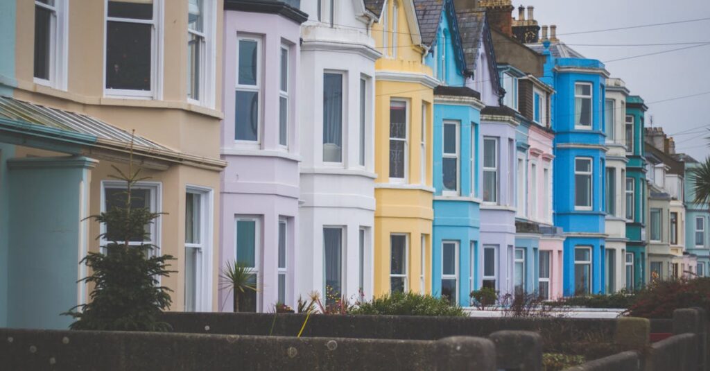 住宅の外壁塗装の施工中の様子。信頼できる業者を選ぶイメージが伝わる写真。