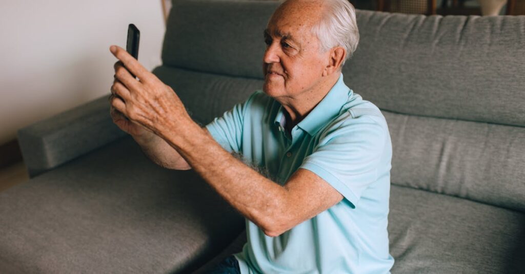 格安SIMについて家族に説明を受けながら理解しようとしているシニアの姿