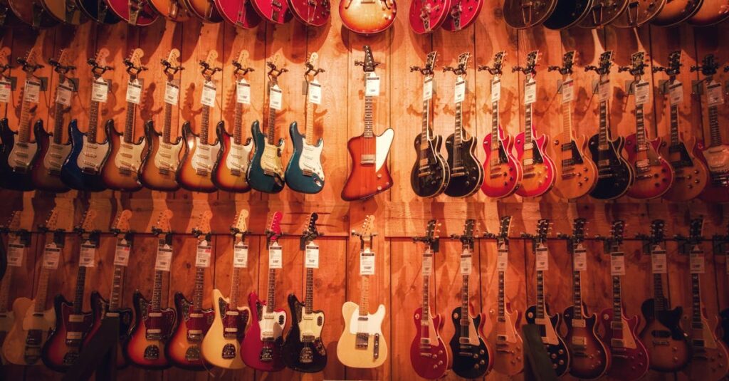 不要になったギターを売却しようか迷う男性がギターを見つめる様子