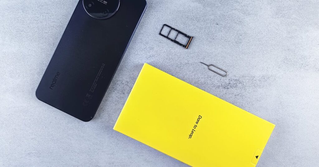 格安SIMのサポート内容を比較している女性が、スマホとノートPCの画面を見比べながらトラブル時の対応を調べている様子。