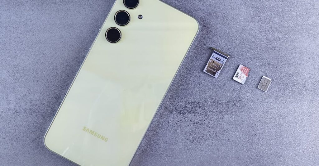 LINEアプリを操作しながらSMSや年齢認証の設定を確認している若い女性。スマホの画面にLINE IDやSMSコードが表示されている。