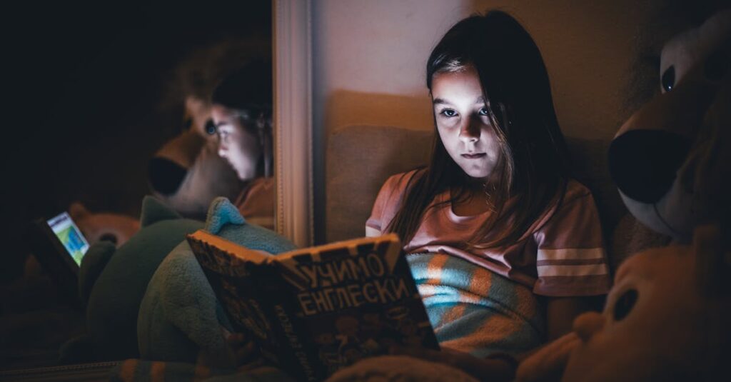 自宅で英会話を学ぶ主婦のイメージ。アプリや子どもとの遊び、スマホ学習を活用する場面を描いた画像。