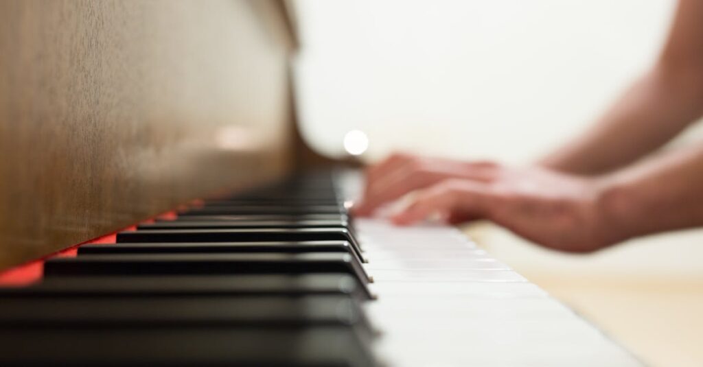 中古ピアノ市場の需要拡大とリユース意識の高まりを示すイメージ画像