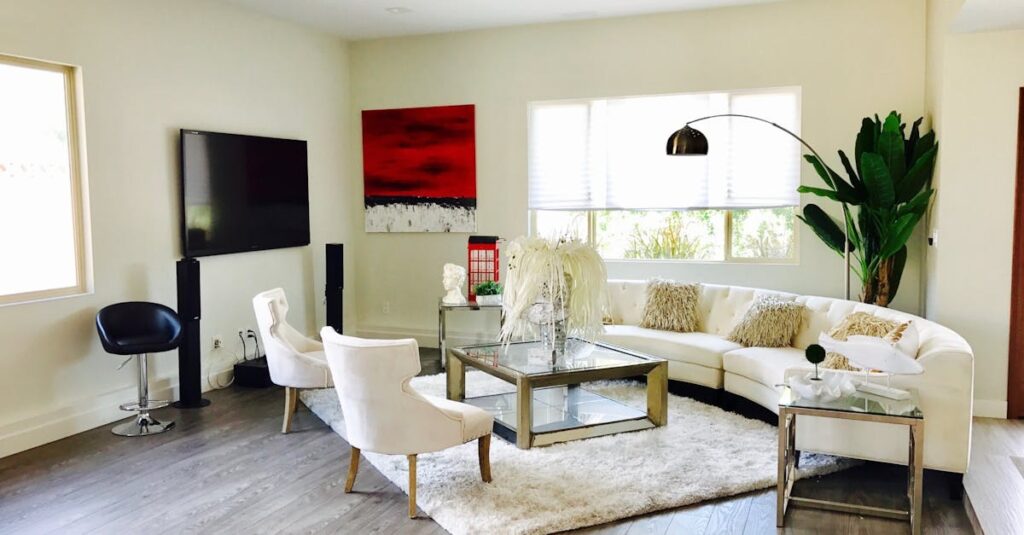 岡山県で外壁塗装業者を選ぶ際に注意点を確認する家主の様子。保証内容や信頼性をチェックしているイメージ。