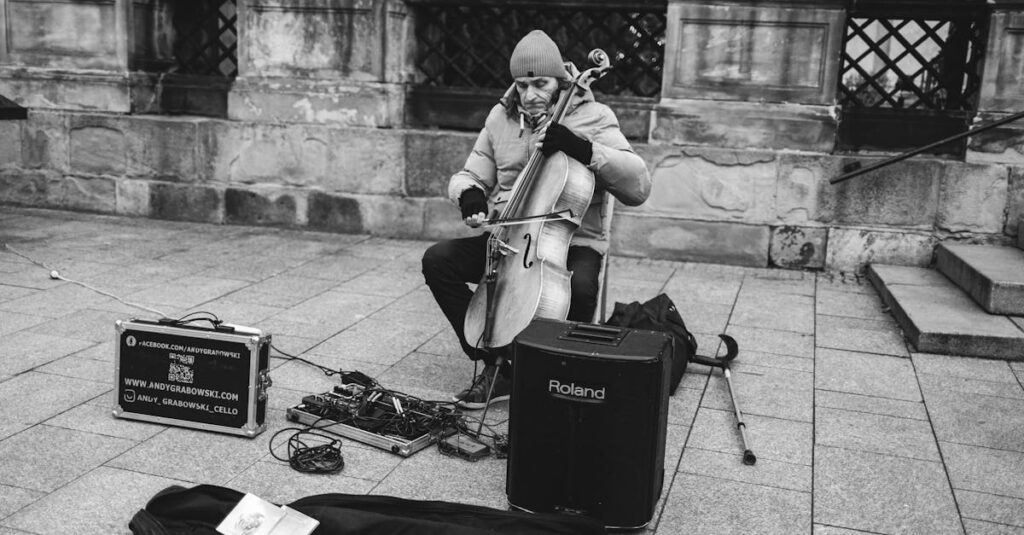 楽器が宅配中に破損してしまった事例をイメージした写真。段ボールがへこんでおり、中のギターにひびが入っている