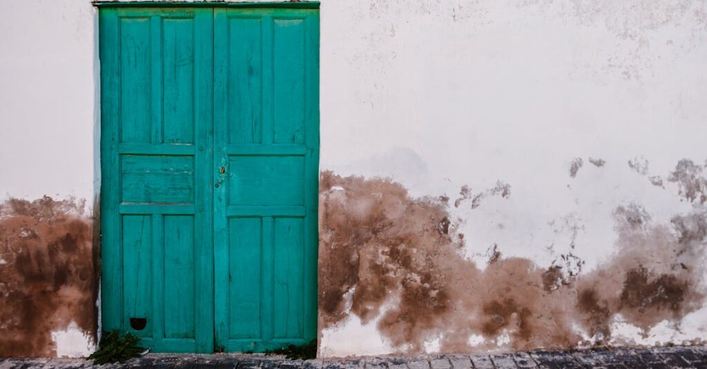 外壁塗装の見積書の正しい見方を解説するイメージ。明細や保証内容のチェックポイントを示す図。