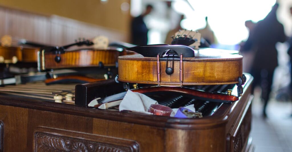 楽器を査定に出す前に掃除や付属品を確認する人の様子。