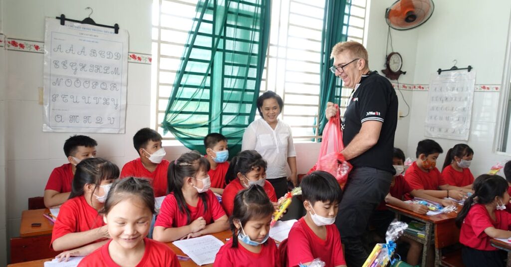 子どもと優しく関わる英会話講師の姿