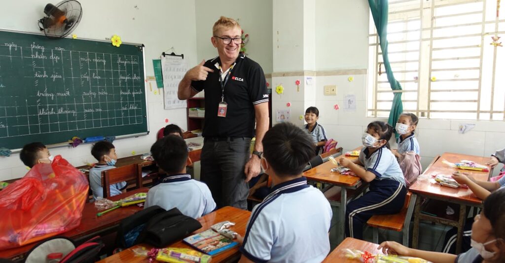 英語環境が整った教室で学ぶ子どもたちの姿