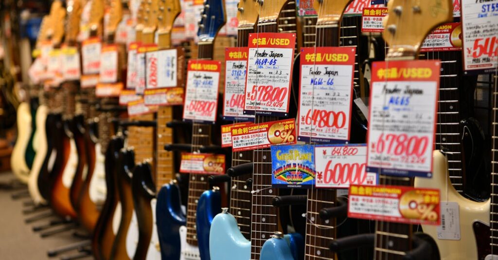 楽器を売る際にやってはいけない行動を示すイラスト。分解や放置された付属品など