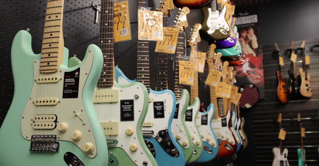 ギター専門の買取業者が査定中の様子を見守るユーザー