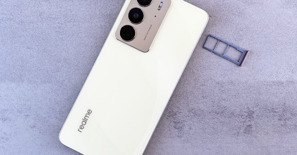 格安SIMカードを受け取りスマホに差し込んで設定するシニアとその家族