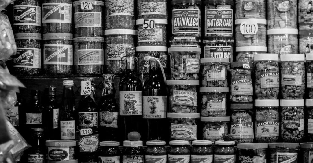 ギター買取方法を比較して迷っている男性のイメージイラスト