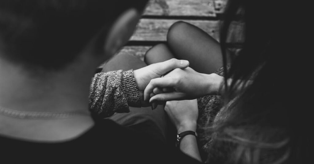 外壁塗装業者を選ぶためのチェックリストを持つ人。安心して選べるポイントがわかる構図。