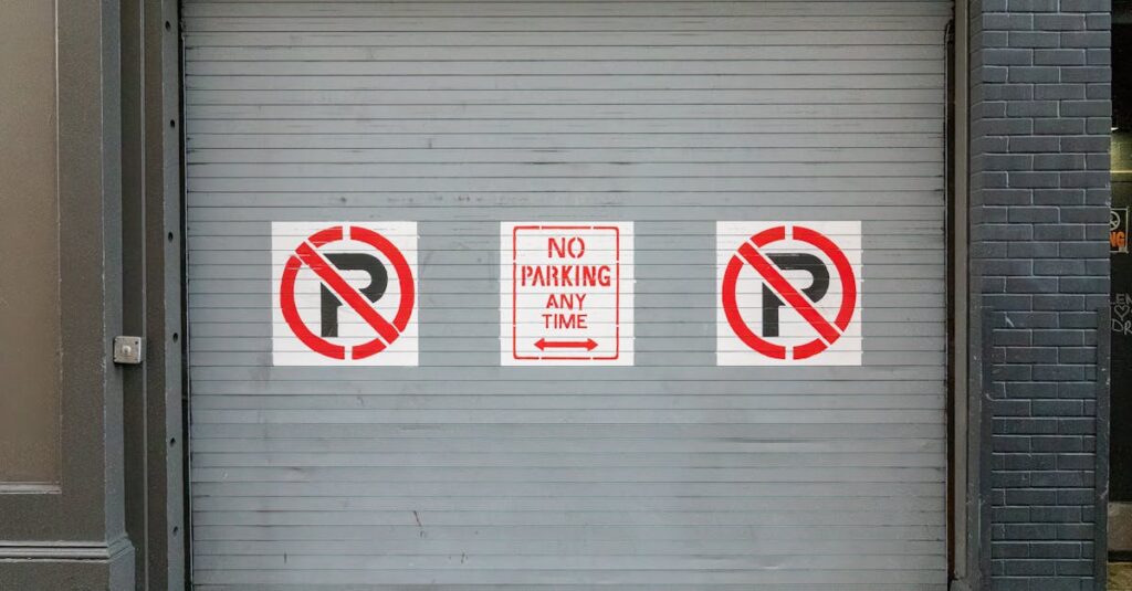 害獣駆除業者との契約時の注意点を説明するイラスト。追加費用・キャンセル条件・保証の有無などが強調されている。