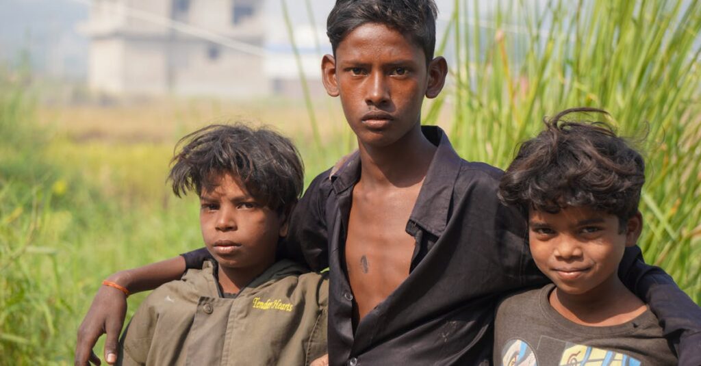 地域密着型の害獣駆除チームが出動準備をしている様子。地元業者ならではの迅速で安い対応を表現